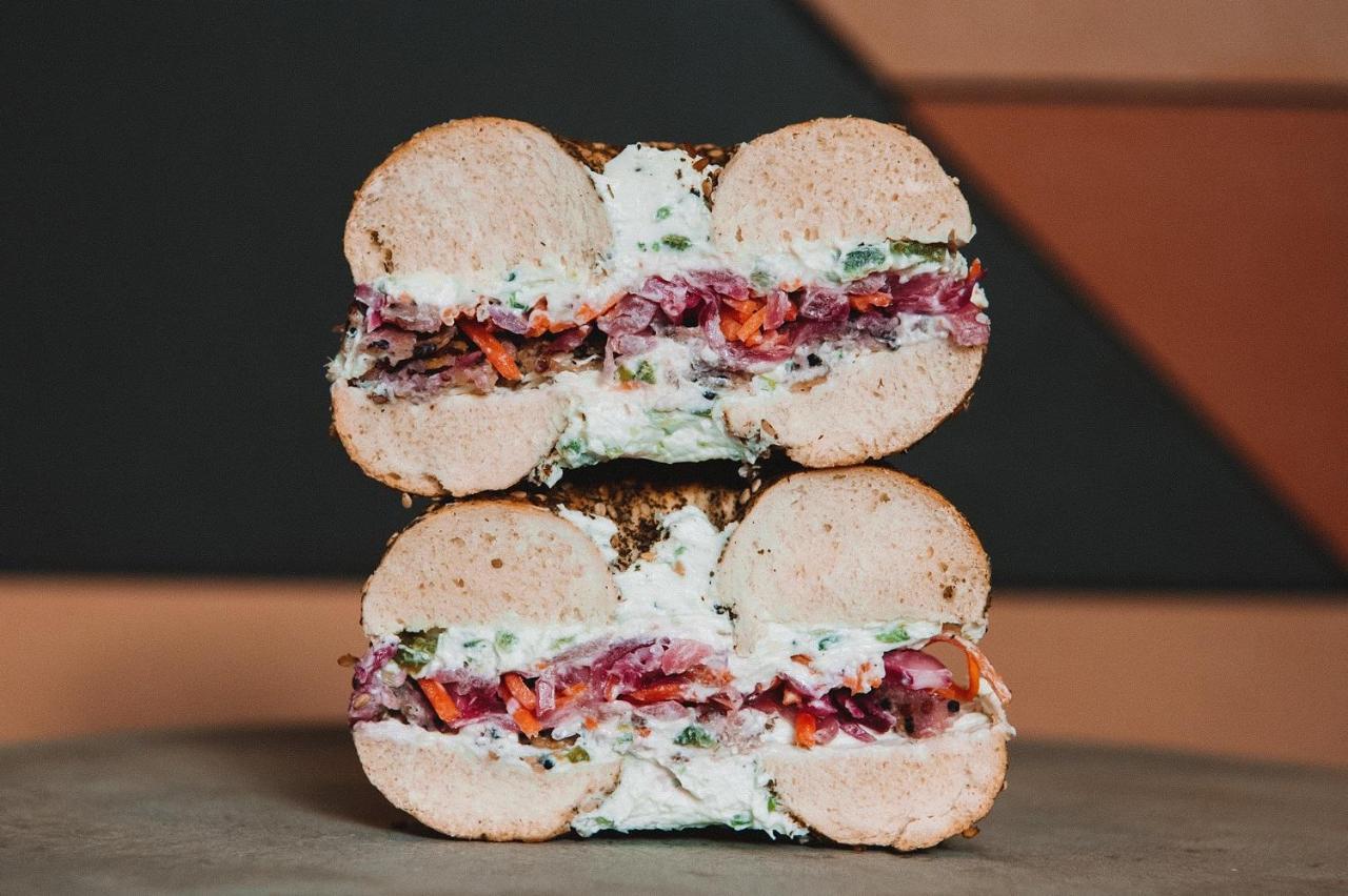 Vignette Collection Yours Truly Dc By Ihg Вашингтон Екстериор снимка A bagel with cream cheese, tomato, and onion