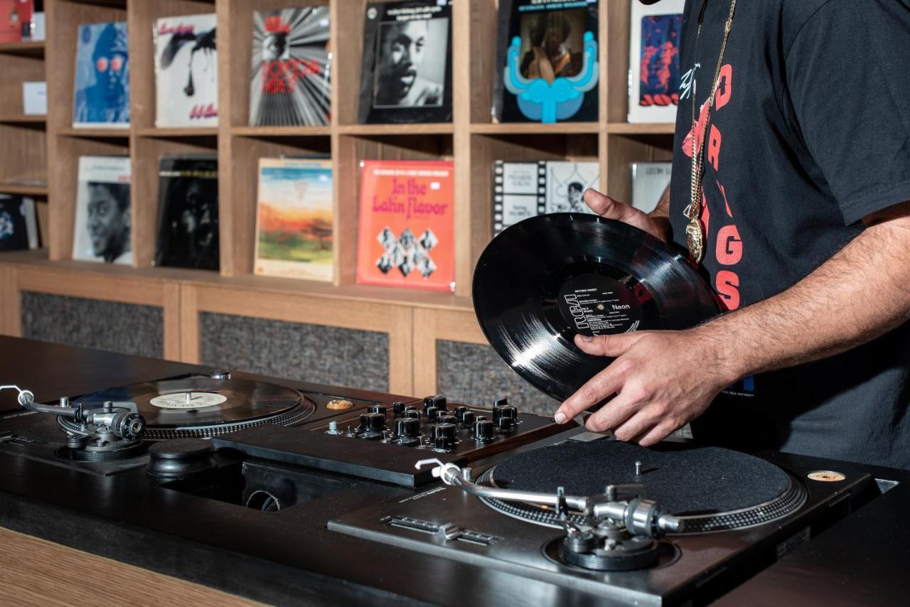 Vignette Collection Yours Truly Dc By Ihg Вашингтон Екстериор снимка A DJ playing a record