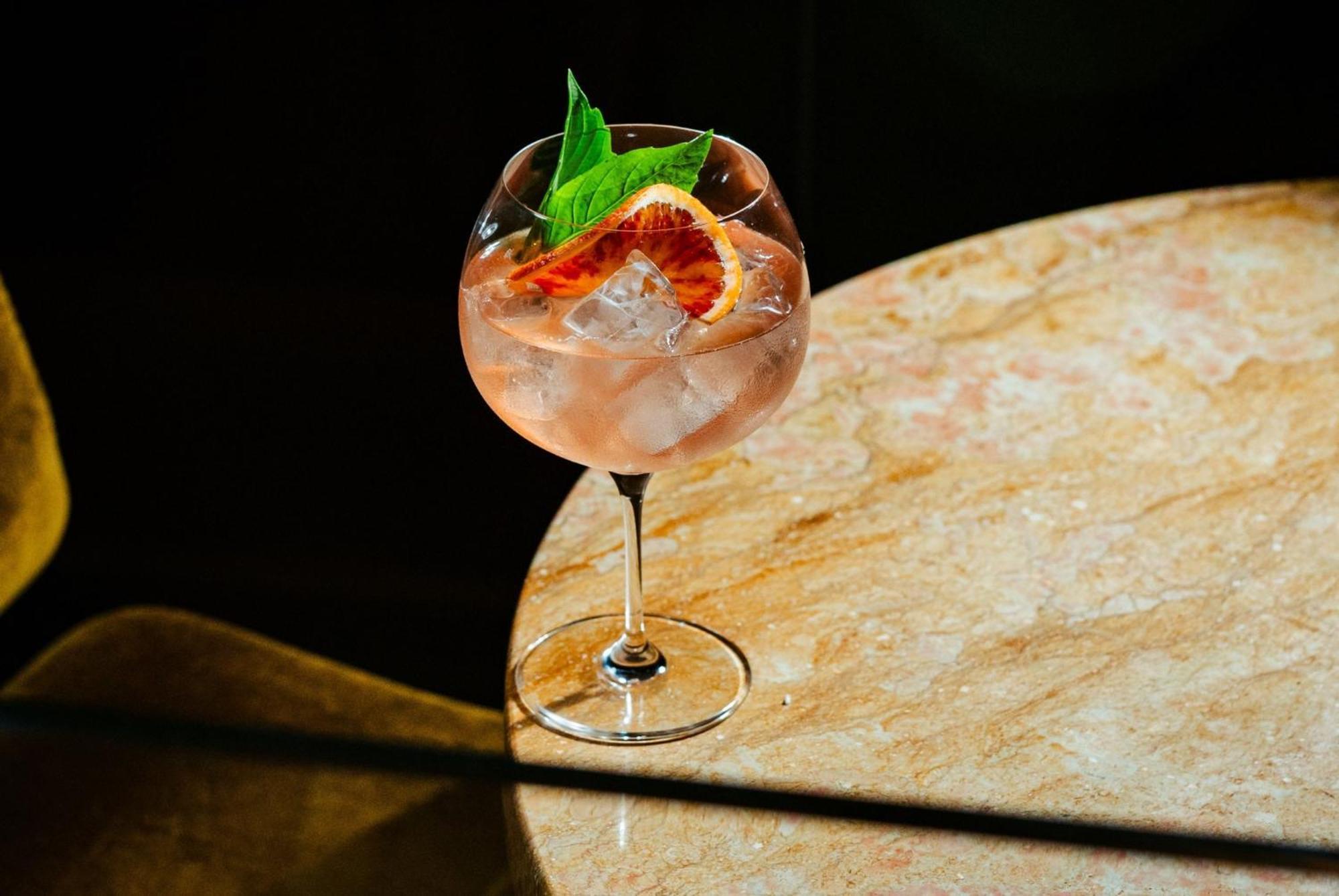 Vignette Collection Yours Truly Dc By Ihg Вашингтон Екстериор снимка A pink gin and tonic