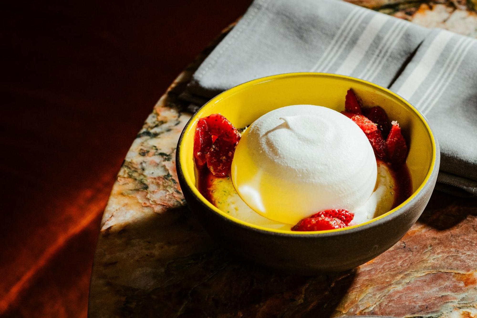 Vignette Collection Yours Truly Dc By Ihg Вашингтон Екстериор снимка A bowl of frozen yogurt with strawberries