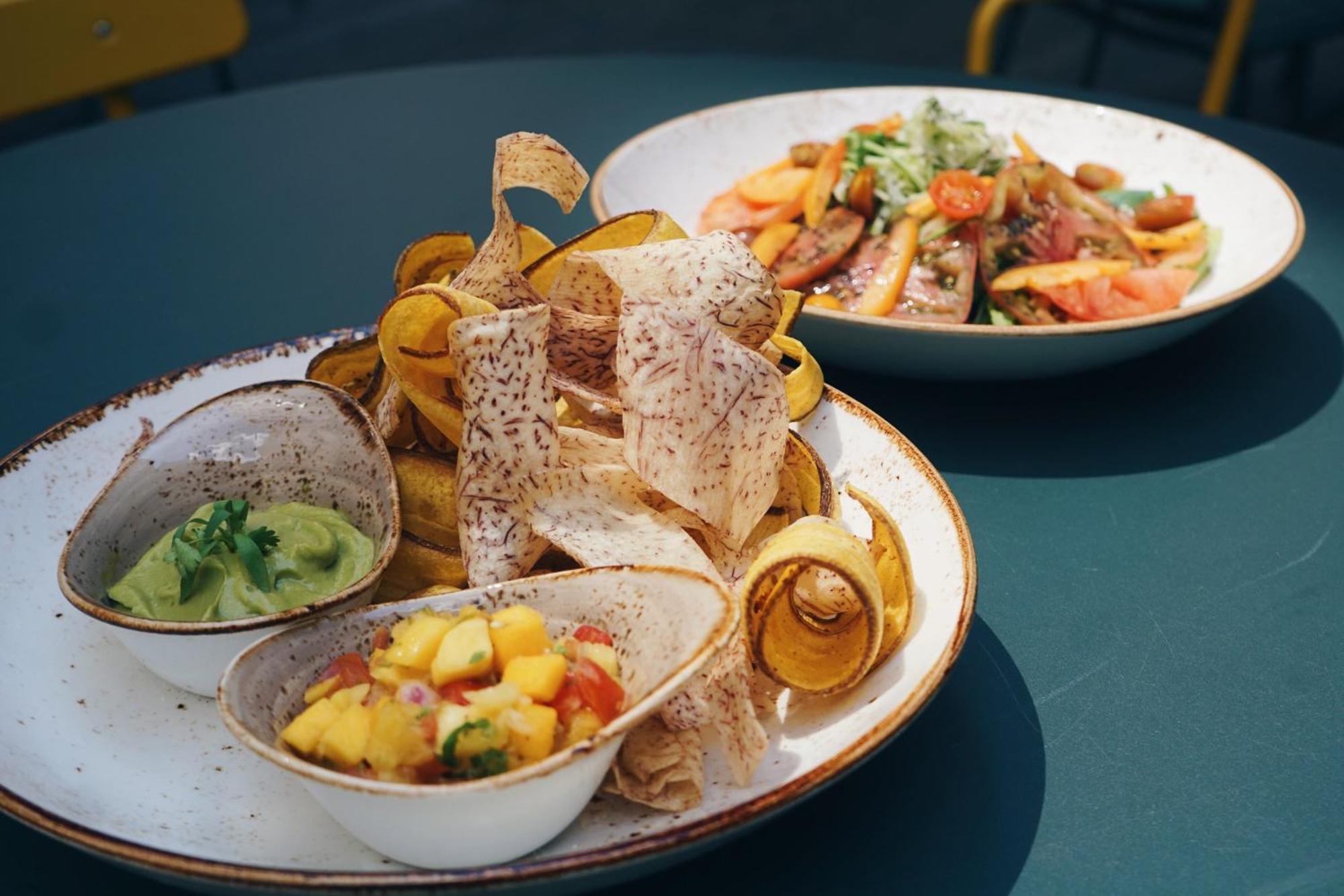 Vignette Collection Yours Truly Dc By Ihg Вашингтон Екстериор снимка A plate of nachos with guacamole and mango salsa