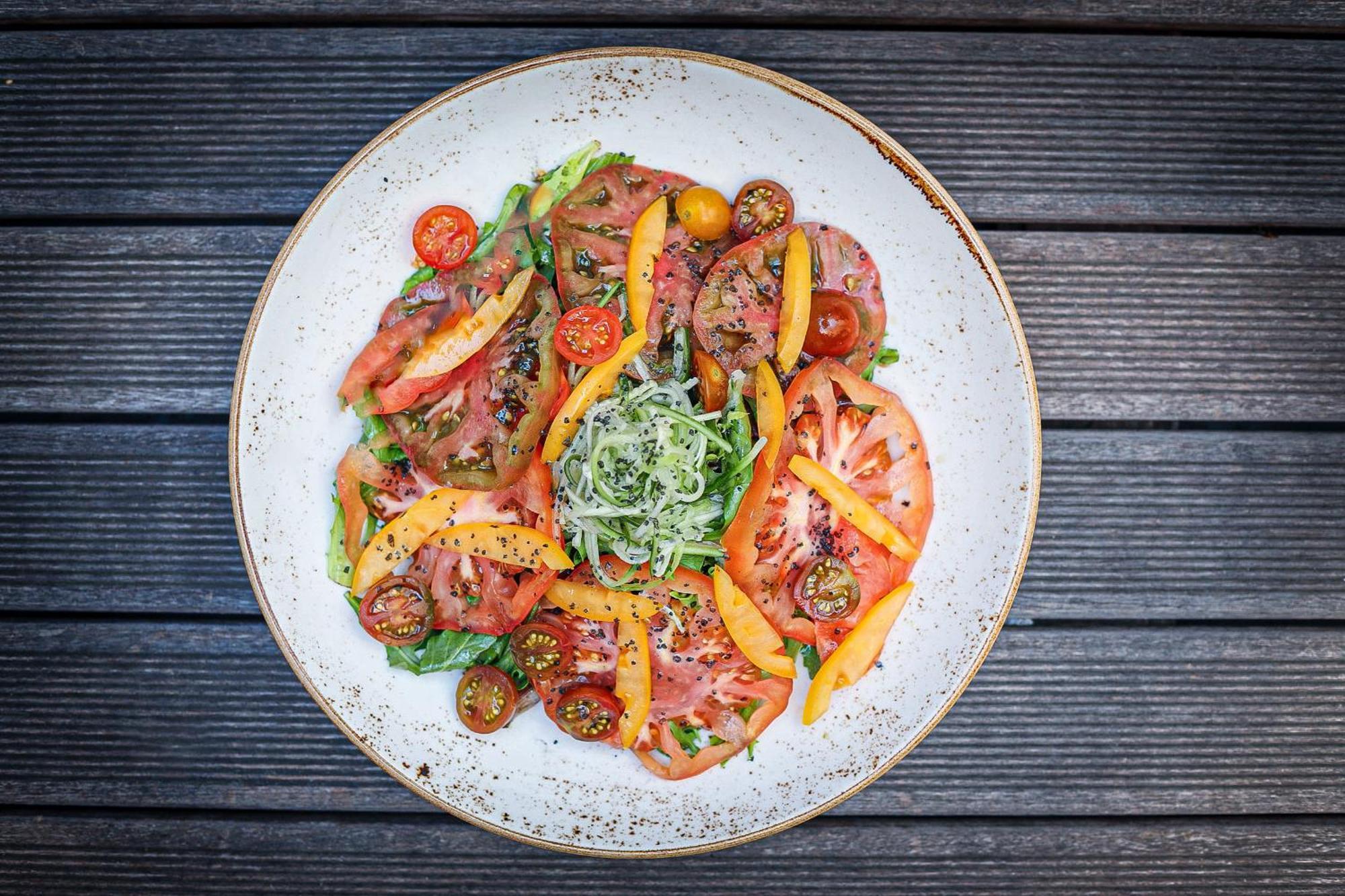 Vignette Collection Yours Truly Dc By Ihg Вашингтон Екстериор снимка A salad of tomatoes, bell peppers, and sprouts
